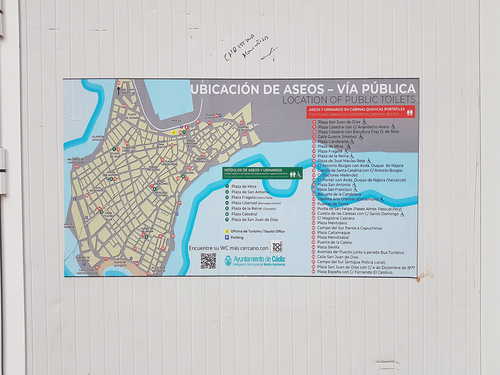 Figure 10. Bilingual visual information displayed by the City Council on the occasion of the 2023 Cádiz carnival. Image: Carlos Garrido Castellano.