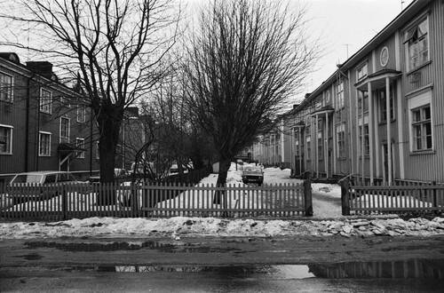 Figure 5. View from Puu-Vallila on the spring 1976. On the left, the courtyards of the wooden houses on Vanajantie 8-10, on the right, the courtyards of Keuruuntie 11–13 [Photo by Simo Rista, hkm.C4885585, Helsinki City Museum Archive].