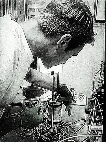 Figure 10. Jens is filmed by the scientist preparing a sample.