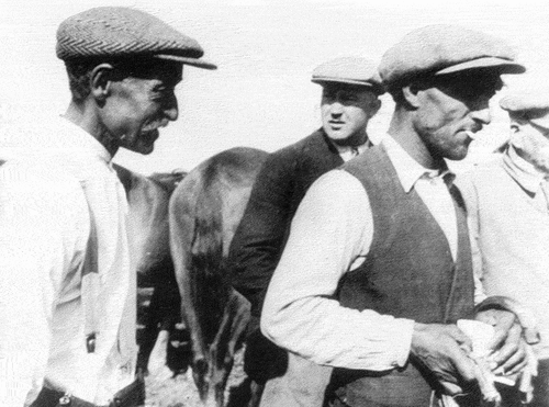 Figure 2. Romani horse dealers at the Wehlau horse fair, ca. 1935 (Bildarchiv Kreisgemeinschaft Wehlau, www.kreisgemeinschaft-wehlau.de, 111–0725).