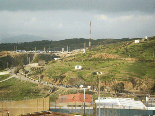 Figure 3. Porteadores’ trails and products sorting sites outside the Biutz Bridge.