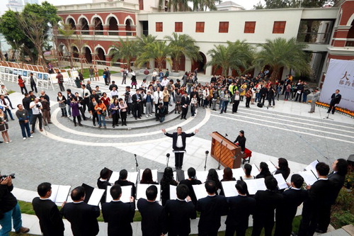 Figure 1 The Memorial Service for John Otte. In the background is the newly repaired Hope Hospital complex. Photo provided by Chen Yongpeng.