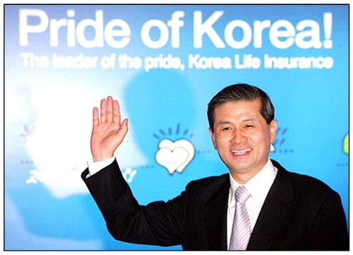Fig. 2 Hwang was not just a famous scientist, but a national celebrity or hero. Returning from the USA after the publication of a 2005 Science article, Hwang is smiling to the cameramen in front of a special signboard in Incheon Airport, designating him as “Pride of Korea.” Citation Yonhap News 2005 (May 20)