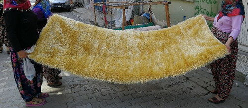 Figure 6 A rug woven with fringe yarn. Photo: Gizem Öz, 2018.