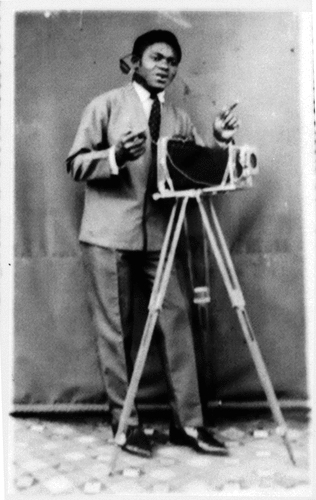 IMAGE 1. Jacques Toussele and tripod camera. As displayed in his studio, and in his home after retirement: taken at the Ever Ready Bright Daylight Studio 21 May 1965. 2003–4film3_021. Reproduced courtesy of Jacques Toussele and David Zeitlyn.