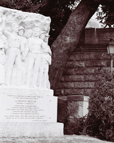 Fig. 1. Monument to Alberto Meschi in Piazza Gramsci, realized by sculptor Ezio Nelli, 1965, with an inscription which reads: Nobody shall forget that this troubled marble is named after freedom, kinship and faith of Alberto Meschi, anarchist and syndicalist, builder of better times, magnificent worker among the workers and the wretched, open hearth to the wounds of men and of society. He conquered the reduction of the working day. In our lands, and for all pure people, the sunshine of his honesty irradiates from here a sun that will never set. The people of Carrara.