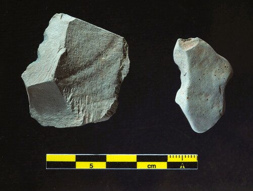 Figure 7. Greenstone categories from Vika. Left: category V0, details like hinges, fractures, platforms, and ripples are visible. No sign of being reworked by waves. Right: category V1, no sharp edges or visible ripples, clearly reworked by waves.