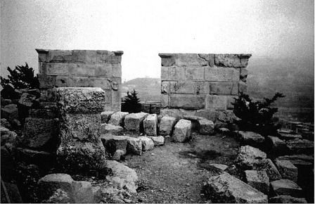 Figure 18. View of the entrance to the sanctuary in Sfire with altars depicted on the entrance (after Steinsapir 2010: 134).