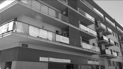 Figure 2. Banners hanging on the balconies of the Azora building block in Badalona. Source: author.