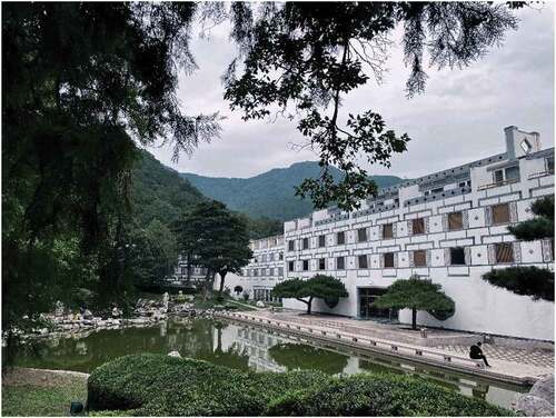 Figure 1. The current state of the central courtyard of the Fragrant Hill Hotel in 2021. photograph by Zhang Nan