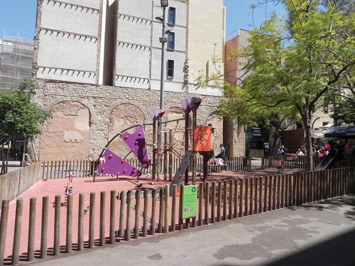 Figure 1. Plaça del Vuit de Març: the children’s playground in the foreground and the Roman aqueduct in the background. Photo: Ana Pastor, 2021.