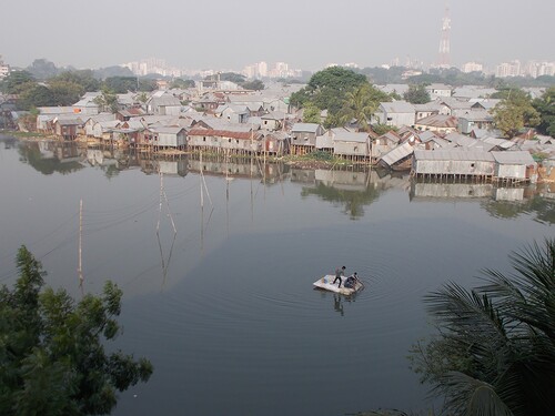 Figure 2. People crossing the Gulshan-Banani Lake by raft. Photograph by Shreyashi Dasgupta, 2016. CC BY 4.0.