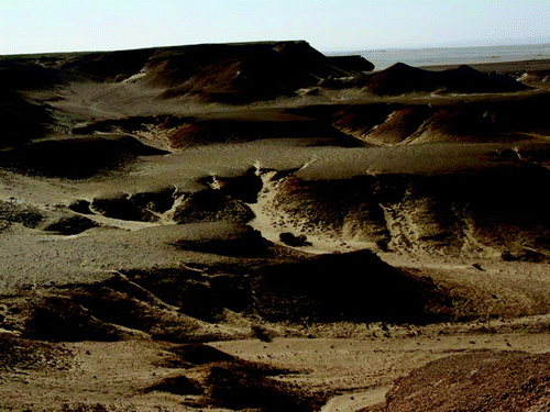 Figure 3. Mesas and cuestas on the El Taqa Plateau, bordering the southern side of the battlefield. The escarpments are approximately 30 m high.