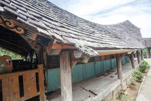 Figure 9. Banua sura’ with original wooden roofing.