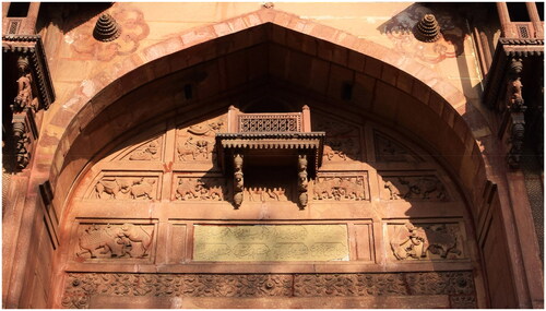 Figure 4. Foundational inscription on the Lahore Darwaza within its visual environment.Source: Author
