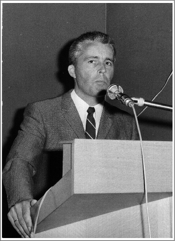 Figure 2. Professor Claus Jessen speaking at a conference. Photo courtesy of Eckhart Simon.