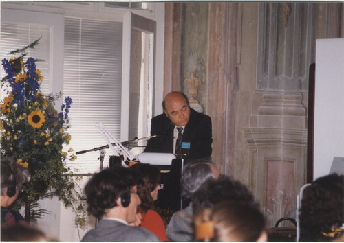 FIGURE 1. Christopher Clarkson during his presentation at the symposium ‘Book and Paper Conservation’, Ljubljana, June 4–5 1996. (Photograph: Dragica Kokalj).