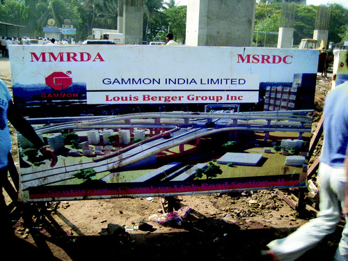 Figure 3 Signboard outside Kurla station for the forthcoming double-decker flyover along the Santa Cruz–Chembur Linking Road, July 2009. Photograph by the author.
