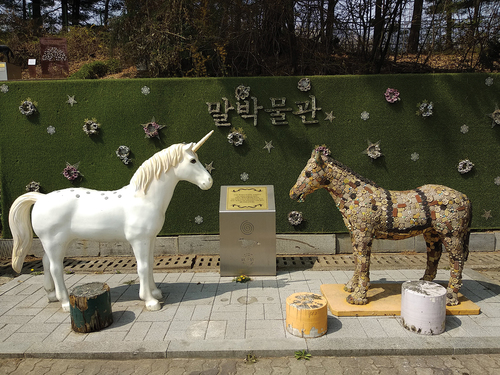 Figure 5. Unicorn and ‘cookie horse’, Let’s Run Park Seoul (Photograph by Author, 2023).