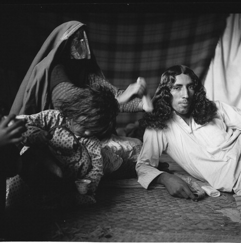 Figure 23: An al-Naʿīmī woman grooming her husband’s hair, Qatar, 1959 (Jette Bang photo / Moesgaard Museum).