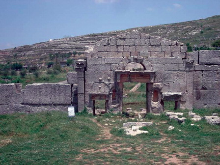Figure 21. View of the entrance to the sanctuary in Hösn Suleiman with niches flanking the entrance on both sides (Andreas Kropp).