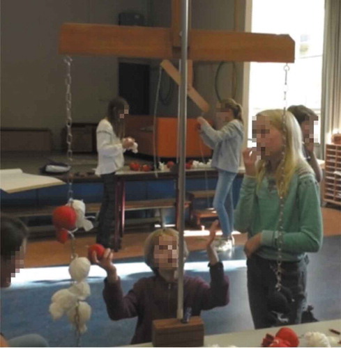 Figura 3. Kees y Julia sustituyen una bola roja por dos blancas y ven que la balanza recobra el equilibrio (Episodio 1).
