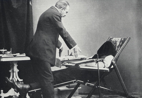 Figure 7. Sydney Alrutz and Karl Wennersten during an experiment on 27 April 1913. According to the figure text in ‘Till nervsystemets dynamic’, Alrutz is doing downward passes with both hands at the same time. Photographer: Östling, Uppsala.
