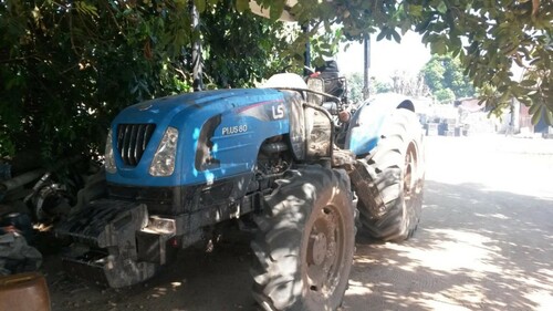 Figure 5. Tractor under the mango tree, Chókwè district. Source: Photo taken by the author, Chókwè, March 2018.