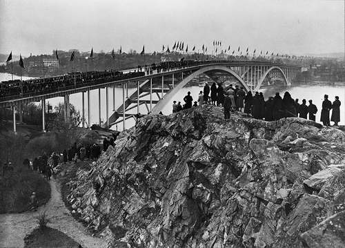 Figure 2. Västerbron in Stockholm, pictured at its inauguration in Citation1935, was painted with the aluminium-pigmented AP system. Photo: Stockholmstidningen 1935.