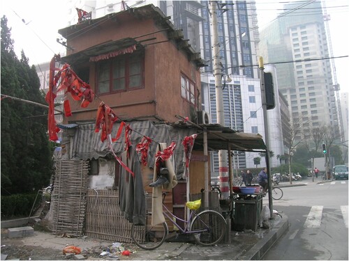 FIGURE 2. Dingzihu as a spectacle of solitary urban resistance in Shanghai. Source: Dennis Zuev (2008).
