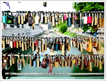 Figure 1. Ljublijana. Lovers’ padlocks over Ljubljanica. Photo courtesy of Tiia Monto (Kilmalukko), Wikimedia Commons.