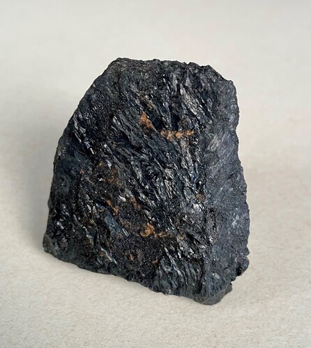 Figure 1. Colour image of the hisingerite specimen (circa 4 × 5 cm) from Gillinge, GEO-NRM #19205376.