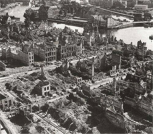Figure 1. Photograph of damage in Gdańsk after the Second World War. Source: (Cieślak and Biernat Citation1994)