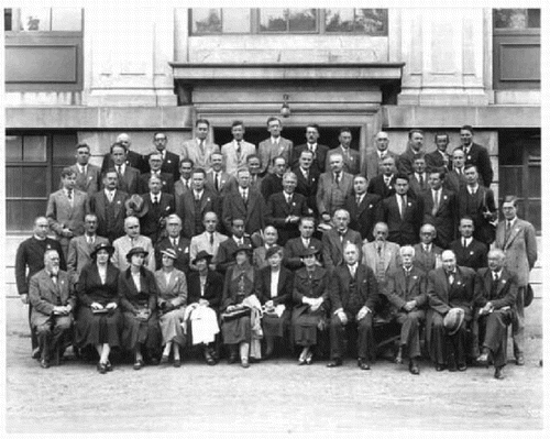 Fig. 1. Cette photographie de groupe a été prise lors du deuxième symposium sur l'ozone à Oxford, en Angleterre, en 1936. Le nom de plusieurs des personnes présentes sur la photo, comme Dobson, Chapman et Götz, est maintenant bien connu de tous ceux qui étudient l'ozone (photographie tirée des archives de l'Université d'Oxford, fournie par Charles Welch (University of Oxford, Citation2014)).