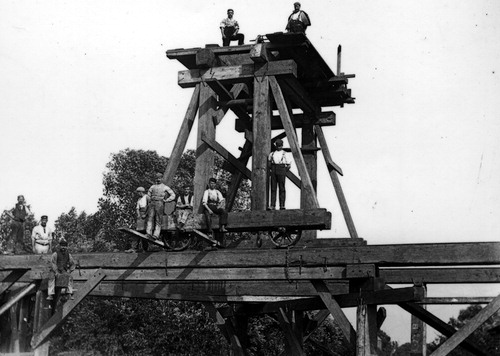 FIGURE 4. Traveller used for bridge erection, Great Central Railway, 1894–99. Collection of Leicester City Library