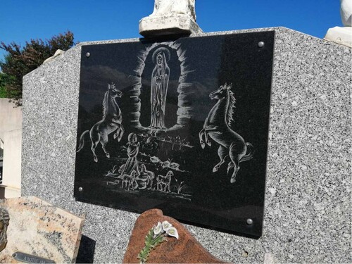 Figure 5. Tombstone design showing two horses and a young shepherdess struck by the apparition of the Virgin Mary. Seemingly oblivious sheep also feature. Photo copyright author.