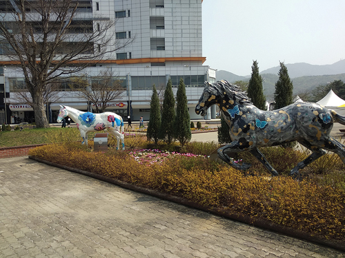 Figure 3. Horse sculptures, Let’s Run Park Seoul (Photograph by Author, 2023).