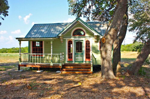 Figure 3. This photograph of a tiny home built in a traditional architecture style had the highest rating in the VPS. Developers of tiny house villages for the homeless may want to take this preference into account (Photo permission granted: Texas Tiny Houses).
