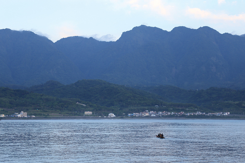 Figure 7. Coastal mountains of eastern Taiwan, which are reliable landmarks to return home from the sea (photograph at Changping, Taitung County, by Yousuke Kaifu).