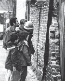 ▪ Charles Simonds, Dwelling with passers-by, East Houston Street, New York, 1972, clay, sand and wood.