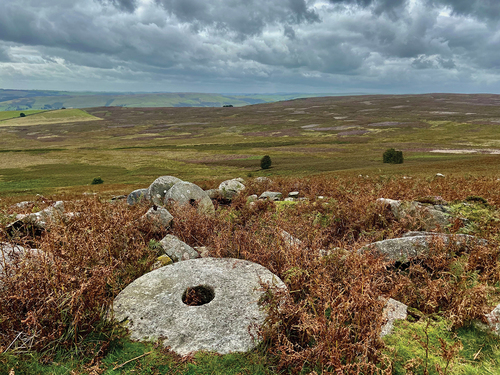 Figure 3. Impression of the moorland below Stanage Edge with wide views and remnants of the millstone industry (photo by the author).