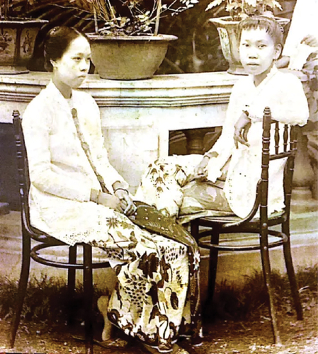 Figure 6. Lee Choo Neo(right)with a friend in Europeanised sarong and lace kebaya, 1914, Singapore.