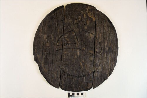 Figure 4. The barrel lid from Metskär with a carving of the royal orb. Photo: Riikka Tevali.