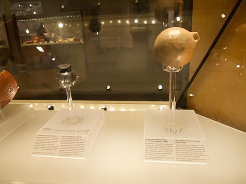 Figure 3. Inscribed pots at the Epigraphic Museum in Rome are displayed on mounts that reproduce the inscriptions. This establishes a clear and intuitive relationship between object and supporting information. Copyright author.