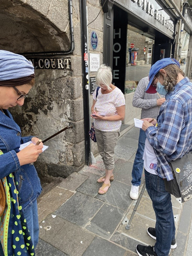 Figure 9. Participants filling in the postcard survey during one of the “walkshops” (author owned, 2022).