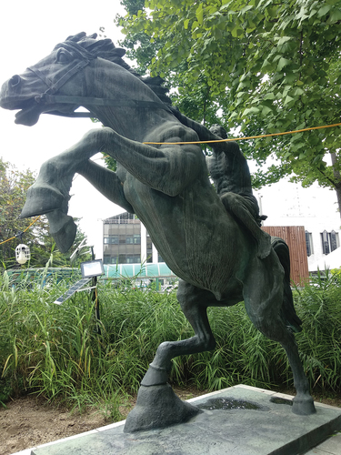 Figure 8. Equestrian statue in front of Nowŏn District office building (Photograph by Author, 2023).