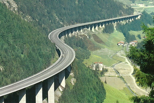 Figure 1. Aerial photograph of the Lueg bridge (Brenner Autobahn AG, Citation1972).