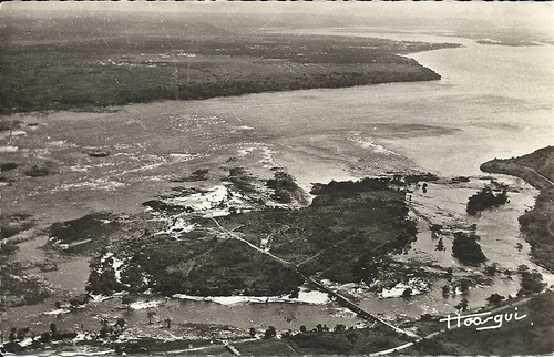 Figure 5. Vue aérienne des rapides du Djoué sur une carte postale des années 1950.