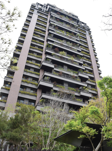 Figure 2. A TCLB with landscaped balconies and exterior shades. (Source: Author)