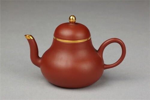 Fig. 1. Zisha teapot with a pear-shaped design, bearing Hui Mengchen (惠孟臣, a renowned potter in the Qing dynasty) inscriptions on its base. Dated from 1850 to 1900. Collection at the Victoria and Albert Museum.